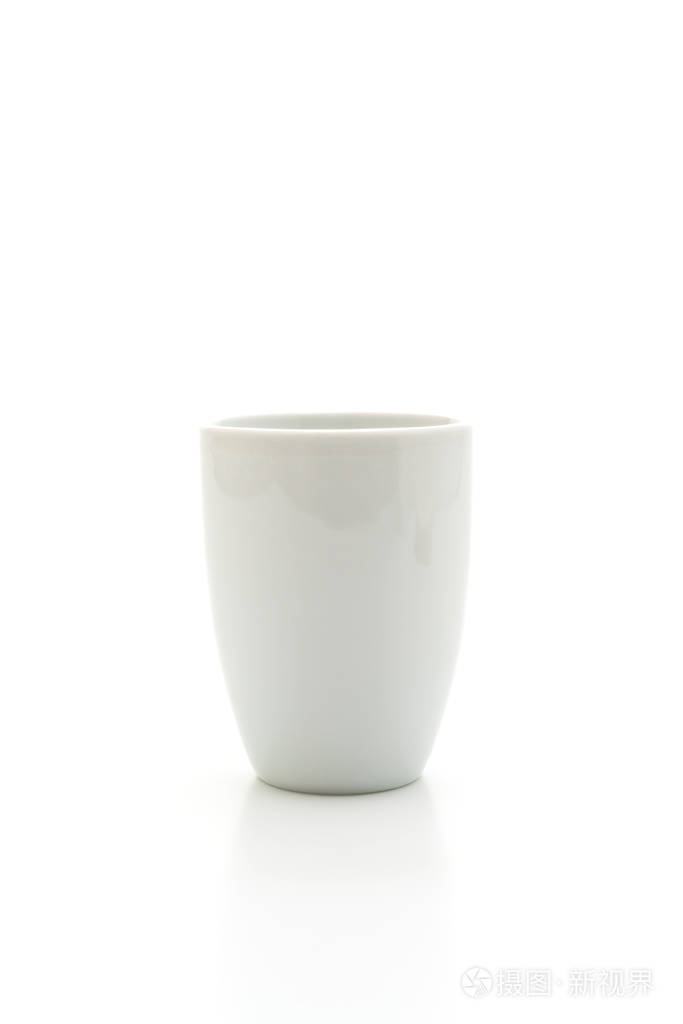 白色背景上分离的白色杯子