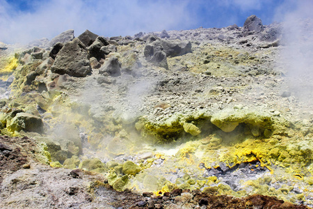 意大利西西里岛的一个风成岛的Vulcano有黄色硫磺的火山泉蒸汽