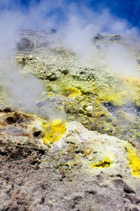 意大利西西里岛的一个风成岛的Vulcano有黄色硫磺的火山泉蒸汽
