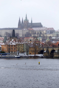 雪雾蒙蒙的布拉格小镇与哥特式城堡之上的伏尔塔瓦捷克共和国