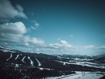 寒冷季节冬季公园美丽的空中无人机照片。欧洲喀尔巴阡山的雪景。积极度假旅游的旅游目的地