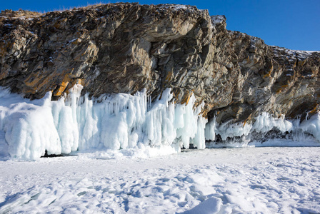 俄罗斯西伯利亚冬季贝加尔湖上的奥尔洪岛海岸