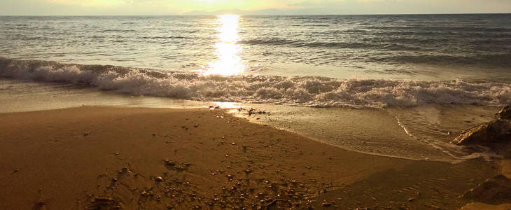 美丽的海滩，沙滩上有波浪泡沫