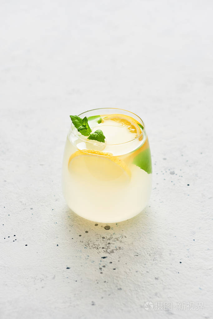 冰寒的夏天饮料传统柠檬水或莫吉托与柠檬薄荷和冰在白色背景复制文本