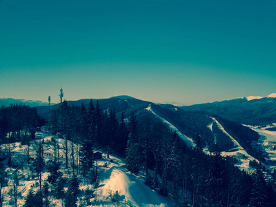 寒冷季节冬季公园美丽的空中无人机照片。欧洲喀尔巴阡山的雪景。积极度假旅游的旅游目的地