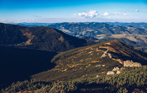 秋天美丽的山景。 Instagram老式电影过滤器