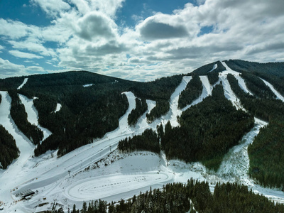 美丽的空中无人机全景山地景观在寒冷的冬天。 喀尔巴阡山上覆盖着雪的冰冻树木。 自然景观景观。 欧洲积极旅游的旅游目的地