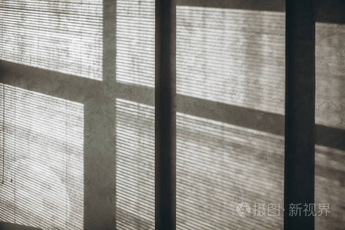 百叶窗和墙上窗户的阴影