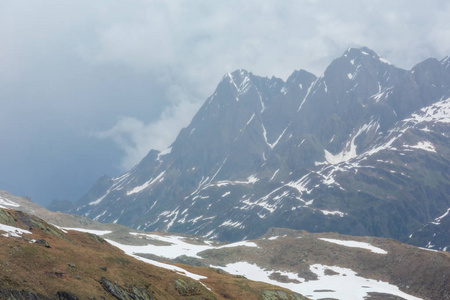 从帕索德尔圣戈塔多或圣戈塔德通行证瑞士夏季雾蒙蒙的景色。 多雨的天气。