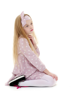 跪着的儿童图片