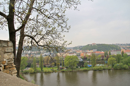 捷克共和国首都建筑和美食旅游明珠。 布拉格Vltava河堤。
