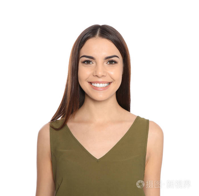 年轻女子在白色背景下大笑的肖像