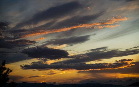 在亚得里亚海的克罗地亚里维埃拉海岸戏剧性的多云，金色的日落照明。美丽的克罗地亚景色。暑假旅行目的地。放松和享受自然
