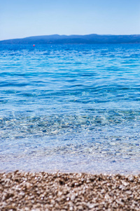 美丽的蓝色海滨背景。异国情调的欧洲自然之美。暑假旅行享受在深蓝色地中海游泳和潜水