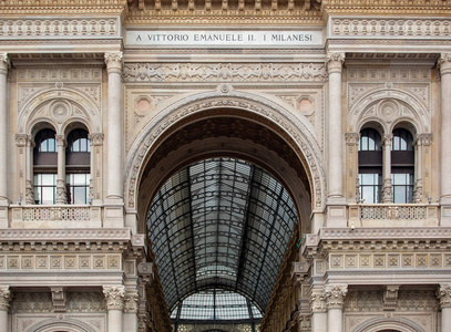 著名的古代时尚购物中心GalleriaVittorioEmanuele在米兰意大利中心。旧的购物中心与美丽的玻璃太阳屋顶。豪华服