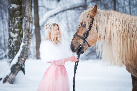 女王戴着皇冠，冬天带着马。 童话故事