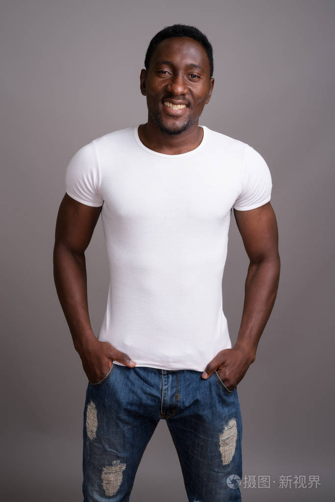 年轻英俊的非洲人在灰色背景