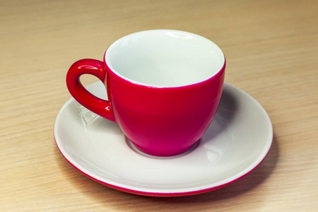 粉红色咖啡杯和茶托