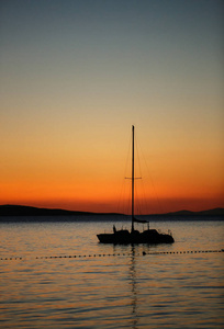 欧洲地中海美丽的日落。异国的旅游目的地背景。暑假的好去处。租的游艇在海面上漂流。租一艘潜水和钓鱼的摩托艇
