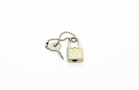 小挂锁和钥匙，包或手提箱隔离在白色背景