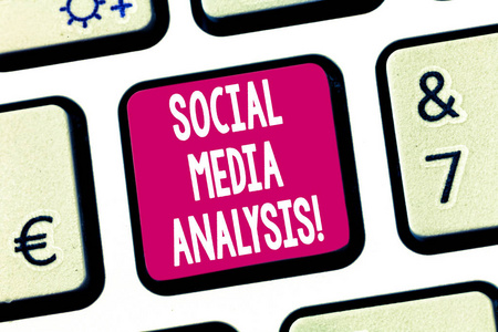 显示社交媒体分析的文本符号。概念照片收集和评估社交媒体数据键盘键意图创建计算机消息按键盘的想法