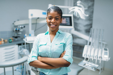 微笑女性患者在牙科诊所医疗设备的背景。 口腔科口腔科口腔科口腔科的女性