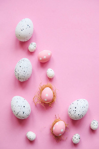 粉红色背景上的一套彩色鸡蛋。 节日复活节的概念。