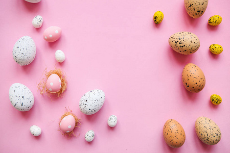 一套粉红色背景上的彩蛋。节日复活节概念