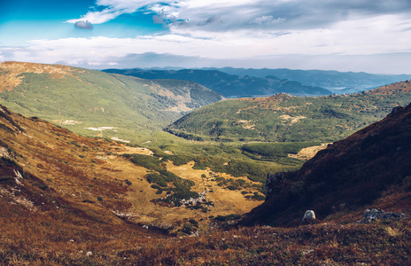 秋天美丽的喀尔巴阡山。欧洲积极旅游的旅游目的地。