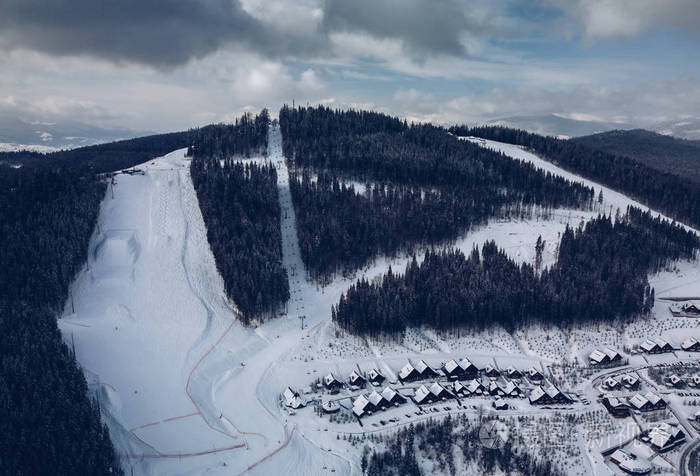 寒冷季节冬季公园美丽的空中无人机照片.欧洲喀尔巴阡山的雪景.