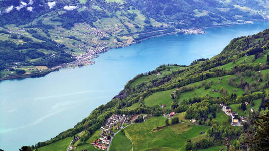 位于瑞士圣加伦州塞兹塔尔河谷的瓦朗塞湖，位于丘尔弗伦滕和格勒斯阿尔普斯山脉之间