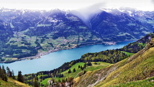 位于瑞士圣加伦州塞兹塔尔河谷的瓦朗塞湖，位于丘尔弗伦滕和格勒斯阿尔普斯山脉之间