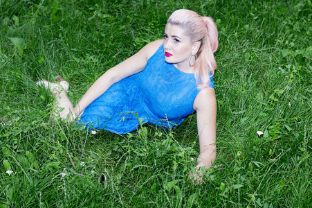 金发躺在草坪上美丽明亮的女人主题