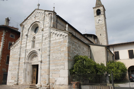 意大利北部加德纳湖上的马德诺教堂