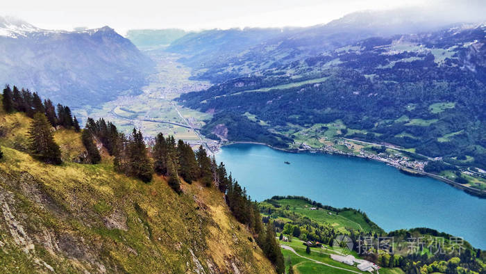 瑞士圣加伦州瓦伦塞湖畔的塞兹塔尔山谷和瓦伦斯塔特镇
