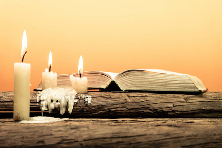 个古老橡木木桌上的圣经. 漂亮的橙色背景. 宗教观念.相似素材图片