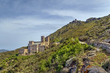 桑特佩雷德罗德斯是西班牙加泰罗尼亚东北部一座前本尼迪克特修道院。