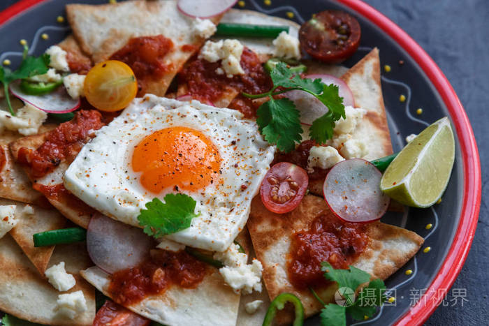 墨西哥早餐: 辣椒与鸡蛋, 鳄梨和蔬菜特写板