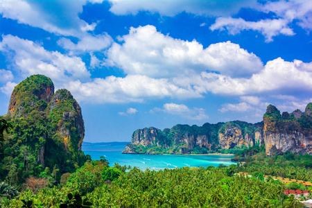 莱里海滩, 甲米, 泰国 美丽的概述与蓝色的水和石灰石悬崖