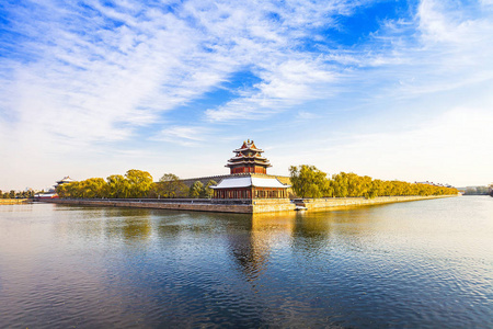 在北京的一个晴朗的日子里，在故宫也被称为雪中紫禁城，中国，2015年11月23日