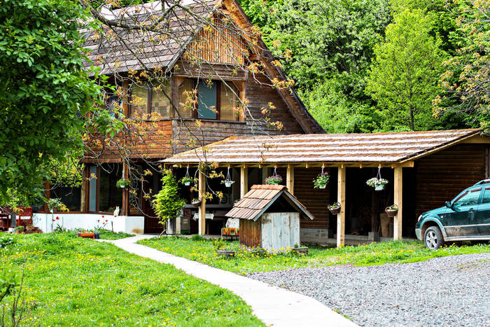 农舍阳光明媚的早晨的风景