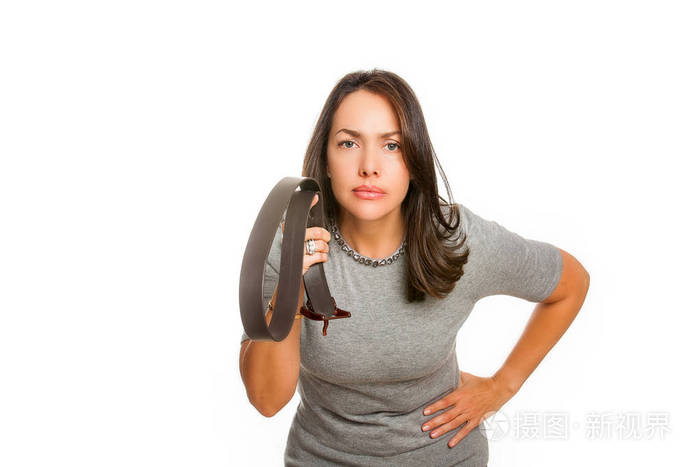 愤怒的年轻母亲手上系着皮带