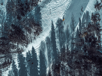 美丽的空中无人机山水照片在寒冷的雪天。 冬季积极旅游的旅游目的地。 喀尔巴阡山公园的自然之美。