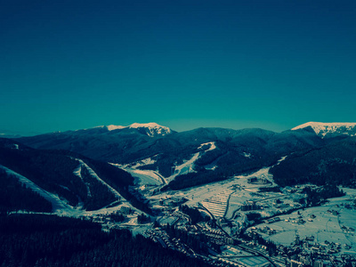 美丽的空中无人机山水照片在寒冷的雪天。旅游目的地的积极旅游在冬季。美丽的自然在喀尔巴阡山公园。