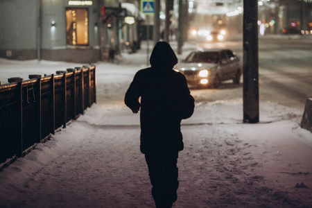 雪夜一个人散步图片图片
