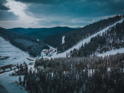 美丽的空中无人机全景山地景观在寒冷的冬天。 喀尔巴阡山上覆盖着雪的冰冻树木。 自然景观景观。 欧洲积极旅游的旅游目的地
