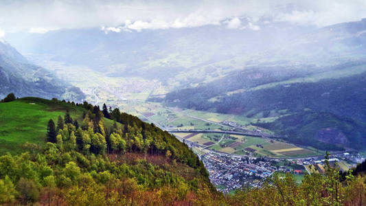 瑞士圣加伦州瓦伦塞湖畔的塞兹塔尔山谷和瓦伦斯塔特镇