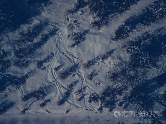 美丽的空中无人机山水照片在寒冷的雪天。 冬季积极旅游的旅游目的地。 喀尔巴阡山公园的自然之美。