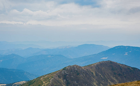 南欧高岩石的喀尔巴阡山脉。 秋日山景秀，徒步旅行，观赏自然美景