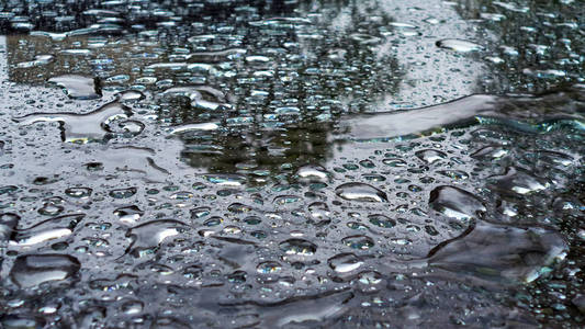 一滴雨水在玻璃基板上的反射